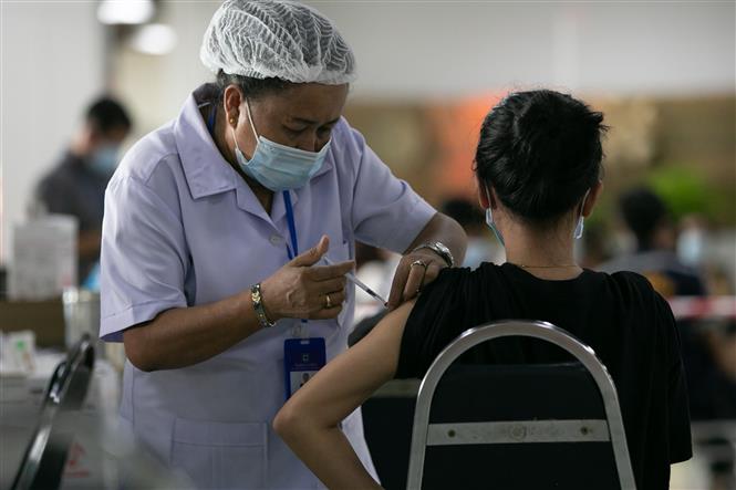 Nhân viên y tế tiêm vaccine ngừa Covid-19 cho người dân tại Vientiane, Lào ngày 17-6-2021. Ảnh: THX/TTXVN