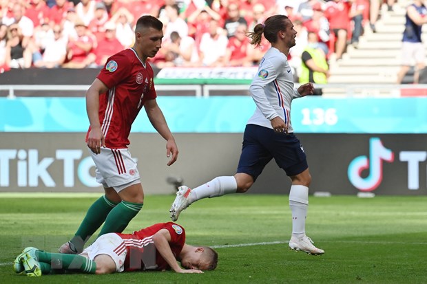 Antoine Griezmann (áo trắng) ghi bàn gỡ hòa cho Pháp. (Ảnh: AFP/TTXVN)