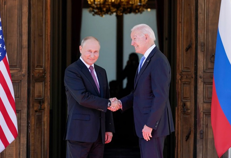 Tổng thống Nga Vladimir Putin và người đồng cấp Mỹ Biden trong cuộc gặp. Ảnh: AP