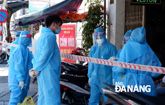 A residential quarter in Thanh Khe District is labeled as a medical self-quarantine setting. 