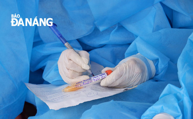 The taken swab samples are transfer to the Da Nang Centre for Disease Control for COVID-19 testing.