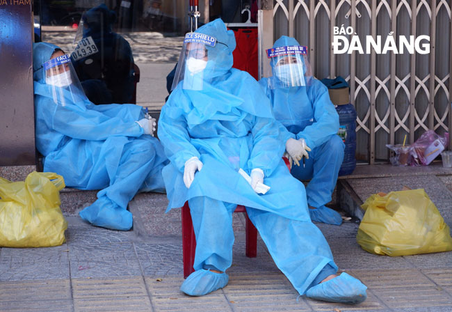 The medical staff take rest of only a few minutes due to their fatigue amid the scorching weather.