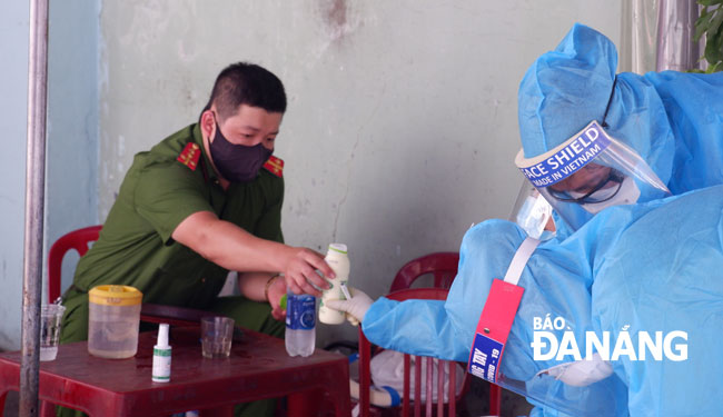 A police officer on duty at the blockaded area “energizes” the medical staff with cooled bottle of water.