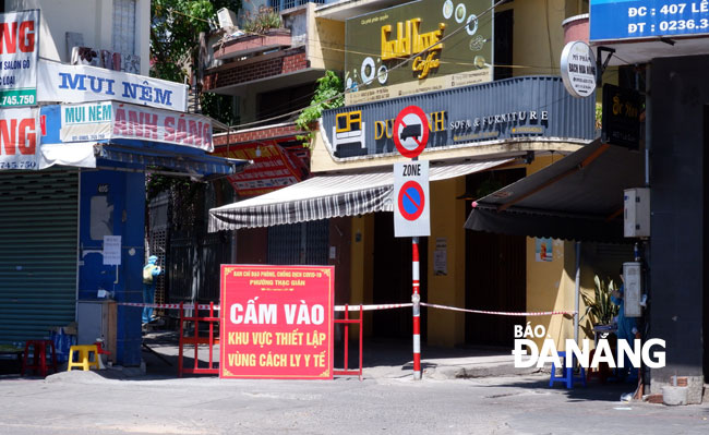  The entire residential area at the corner of Le Duan-Hung Vuong-Hoang Hoa Tham streets in Thanh Khe district) has turned into a sealed-off site.