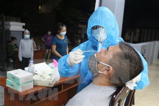 Medical workers work around the clock to collect samples for COVID-9 testing in Nghe An province (Photo: VNA) 