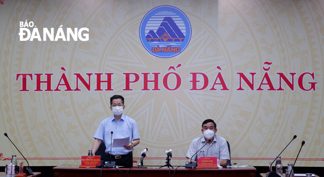 Municipal Party Committee Secretary Nguyen Van Quang (left) delivers his address at the Saturday meeting to discuss measures to contain the COVID-​19 situation following a surge in infections. Photo: PHAN CHUNG