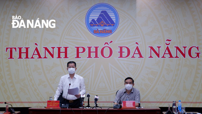 Da Nang Party Central Committee Secretary Nguyen Van Quang (left) delivers his instructions at the Sunday meeting to discuss measures to contain the spread of the virus amid a resurgence of Covid-19 infections. Photo: PHAN CHUNG