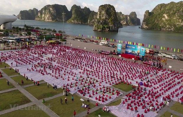The International Day of Yoga 2020 in Ha Long Bay (Photo: VNA) 