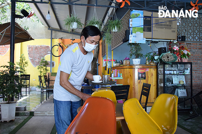 A coffee shop on Phan Tu Street, Ngu Hanh Son District, prepare for closing before the midday on Sunday. Photo: QUYNH TRANG