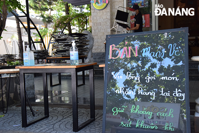 Many coffee shops displayed a notice informing customers that they are only operating a collection or take-away service. Photo: QUYNH TRANG