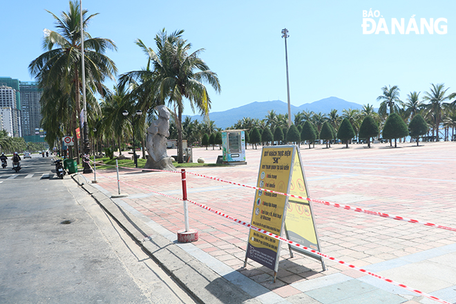 Functional forces have put in place temporary bathing prohibition warning notices at beaches along such coastal streets as Vo Nguyen Giap, Hoang Sa, Nguyen Tat Thanh. Photo: VAN HOANG