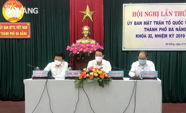 Chủ tịch Ủy ban MTTQ Việt Nam thành phố Ngô Xuân Thắng (ở giữa) chủ trì hội nghị. Ảnh:N.QUANG