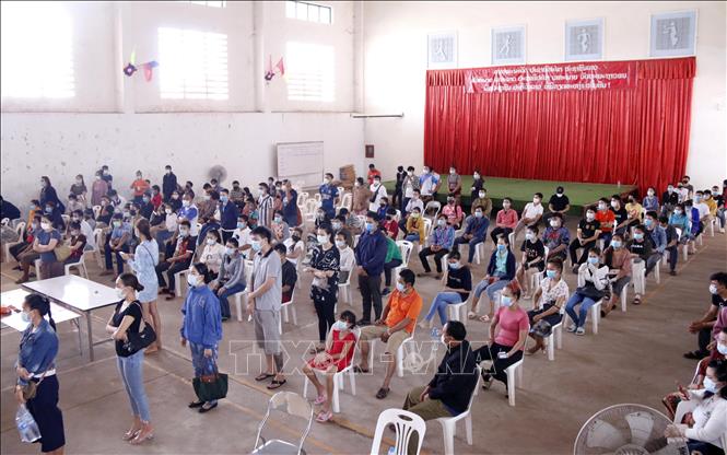 Rất đông người dân thủ đô Viêng Chăn đến các trung tâm xét nghiệm dã chiến để chờ được xét nghiệm. Ảnh: Phạm Kiên/Pv TTXVN tại Lào