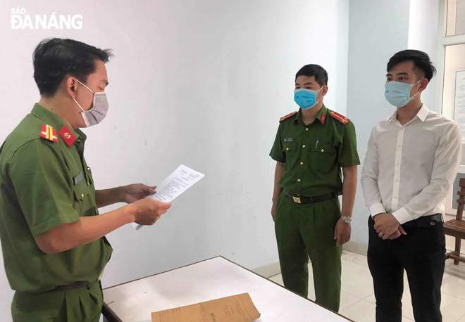 Da Nang police issued a written decision to prosecute Nguyen Quang Trong (right) for breaches of the COVID-19 regulations. Photo: L.H