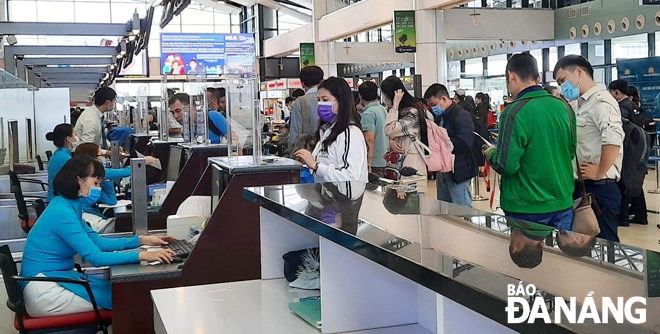 It is a must-do to soon implement the “5K+vaccine” approach which means the 5 recommendations of the Ministry of Health and vaccination drives so that the tourism and transportation industries can bounce back. A scene is captured at the Da Nang International Airport. Photo: TRIEU TUNG