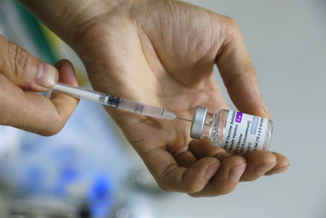 A nurse prepares a AstraZeneca COVID-19 vaccine shot in the northern province of Tuyên Giang. — VNA/VNS Photo Nam Sương 