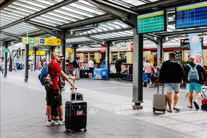 Hành khách tại sân bay Tegel ở thủ đô Berlin, Đức. Ảnh (minh họa): THX/TTXVN