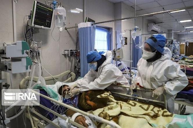 Điều trị cho bệnh nhân mắc Covid-19 tại một bệnh viện ở Tehran, Iran. Ảnh: IRNA/TTXVN