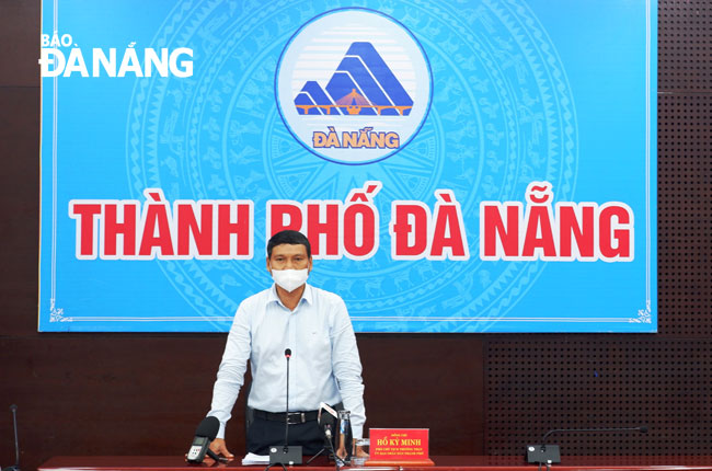 Municipal Peoples Committee Vice Chairman Ho Ky Minh called for stronger action to contain the spread of the virus at a meeting on Monday afternoon. Photo: PHAN CHUNG