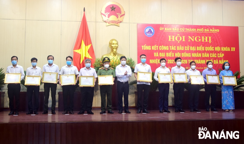 Phó Bí thư Thường trực Thành ủy Lương Nguyễn Minh Triết trao bằng khen cho các cá nhân. Ảnh: TRỌNG HUY