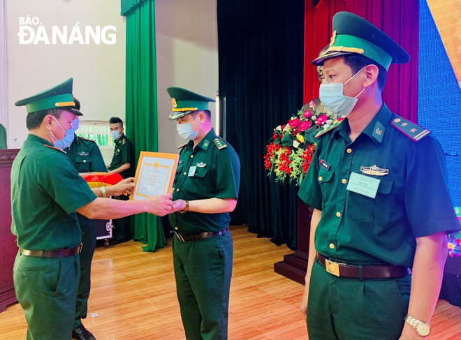 Đại tá Đỗ Văn Đông, Bí thư Đảng ủy, Chính ủy BĐBP thành phố trao giải Nhất cho Thượng tá Hồ Bách Chiến, Phòng Chính trị BĐBP thành phố