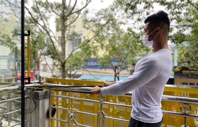 Luong Van Du, a student at the University of Education, a member school of the Da Nang University (UD), usually does physical exercise at home during the epidemic season. Photo: XUAN SON