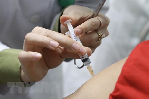 Tiêm thử nghiệm vaccine Nano Covax cho tình nguyện viên. (Ảnh: Minh Quyết/TTXVN)