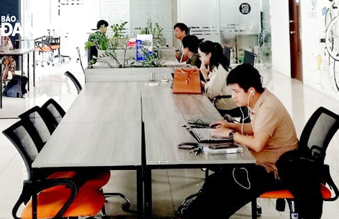 Các nhà khởi nghiệp có thể giao lưu, chia sẻ kinh nghiệm với nhau tại không gian làm việc chung tại IoT Space trên tuyến đường Phan Đăng Lưu, quận Hải Châu. (Ảnh chụp vào tháng 4-2021)Ảnh: P.LAN	