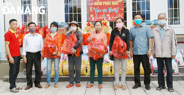 Ban công tác Mặt trận khu dân cư số 17, phường Hòa An tặng quà các hộ gia đình có  hoàn cảnh khó khăn dịp Tết Tân Sửu 2021. Ảnh: P.T	