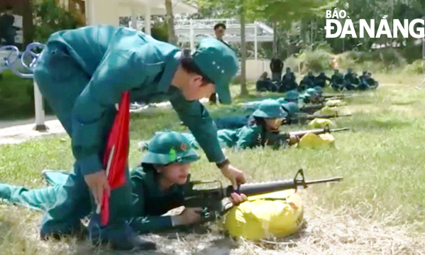 Dân quân tự vệ năm 1 của huyện Hòa Vang tham gia huấn luyện nội dung bắn súng ngoài thao trường. Ảnh: ĐẮC MẠNH	