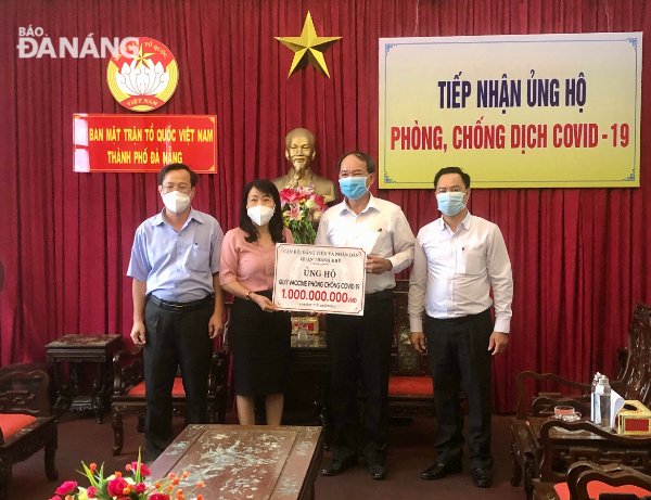The Da Nang Committee of VFF Vice Chairman Duong Dinh Lieu (second, right) receives a symbolic board of donations from representatives of the Thanh Khe District authorities. Photo: N. QUANG