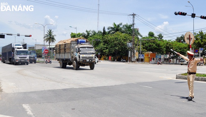 Although the outdoor temperature reaching over 40 degrees Celsius and the heat is steaming from the road surface, the traffic police force staffing at a checkpoint set up on a section of National Highway 14B in Hoa Nhon Commune) still clings to the road to fulfill their duties.