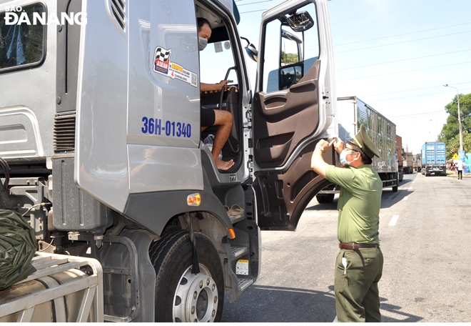 In order not to miss any case, Lieutenant Nguyen Tran Nhu Phong from the Lien Chieu District Police still takes on his assign duties in the sun to pull over each vehicle for inspection.