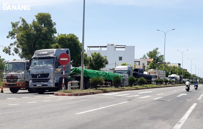  To ensure the strict practice of COVID-19 prevention and control measures, the traffic through the National Highway 1A checkpoint in Hoa Phuoc Commune is slower than before.