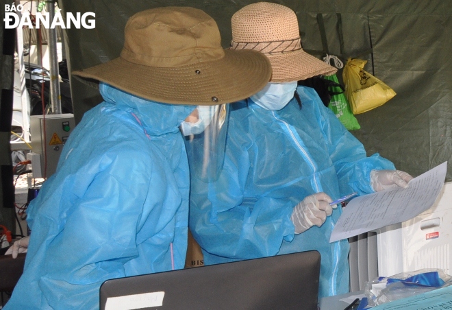 To avoid direct sunlight from the west, medical forces on duty at the Ta Quang Buu checkpoint don a wide-brimmed hat whilst on duty.