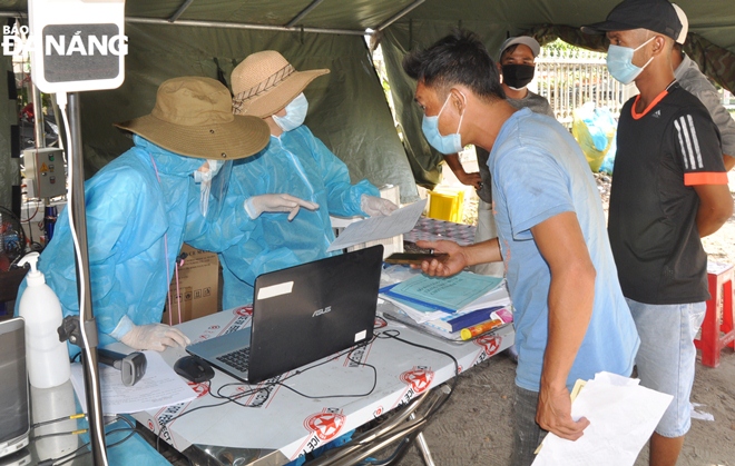 In the case of detecting those hailing from coronavirus-hit areas, medical staffers at Ta Quang Buu checkpoint guide them to comply with compulsory measures against the deadly virus.