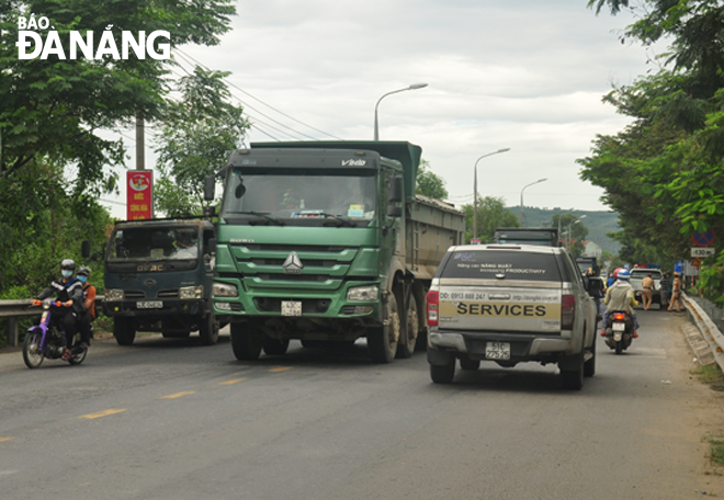 Highway 14B through Da Nang, the section from Tuy Loan to Quang Nam province is very narrow, potentially dangerous for traffic accidents. Photo: THANH LAN 