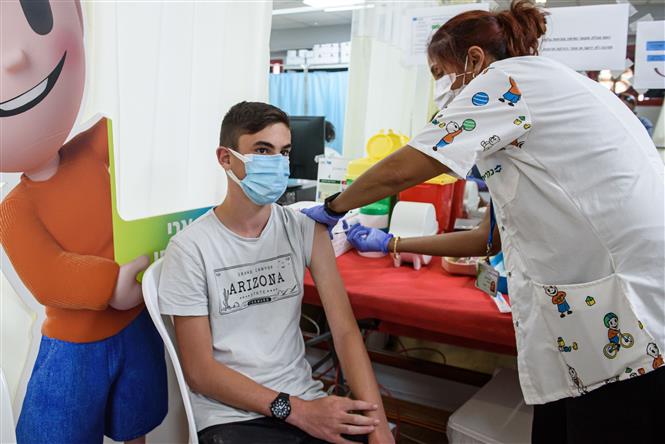 Nhân viên y tế tiêm vaccine ngừa Covid-19 cho người dân tại thành phố Kiryat Shemona, Israel ngày 6-6-2021. Ảnh: THX/TTXVN