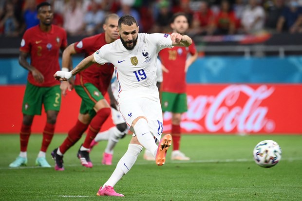 Benzema ghi bàn giúp Pháp dẫn 2-1 từ chấm 11m. (Nguồn: AFP)