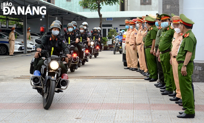 Lực lượng Công an thành phố ra quân bảo đảm an ninh chính trị, trật tự an toàn xã hội và trật tự an toàn giao thông trong đợt cao điểm chuẩn bị bầu cử đại biểu Quốc hội khóa XV và HĐND các cấp nhiệm kỳ 2021-2026. 			    Ảnh: LÊ HÙNG