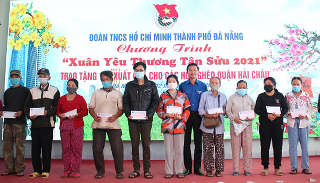 Gia đình chính sách và khó khăn trên địa bàn quận Hải Châu được Thành Đoàn Đà Nẵng trao tặng quà nhân dịp đón Tết Tân Sửu 2021.
