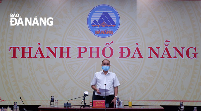 Da Nang Peoples Committee Vice Chairman Le Quang Nam chairs a meeting on Wednesday afternoon to discuss next steps in the fight against COVID-19 amid surge in cases. Photo: PHAN CHUNG