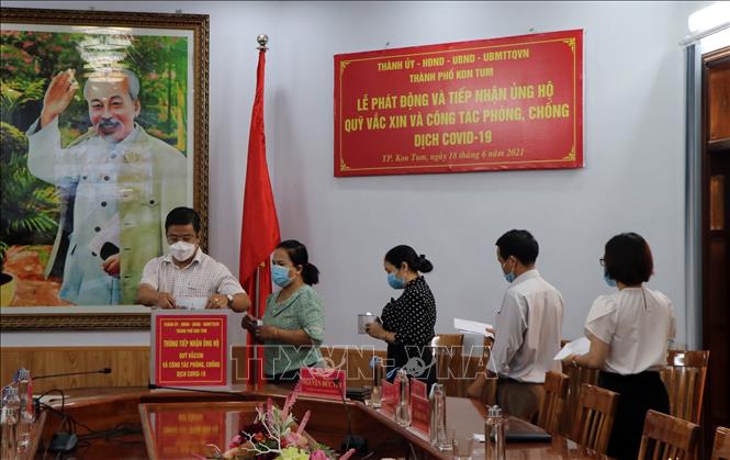 Công chức, viên chức trong thành phố Kon Tum (Kon Tum) ủng hộ Quỹ vaccine phòng Covid-19. Ảnh: Cao Nguyên/TTXVN