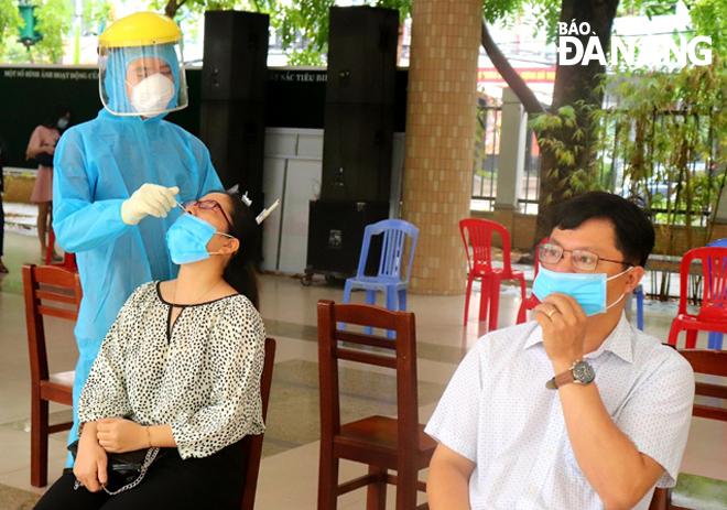 As planned, COVID-19 tests will be conducted on all examiners and candidates in Da Nang before the exam. Examiners and candidates are seen having their nasal swab samples for COVID-19 tests prior to  the recently-held 10th grade entrance exam in the city.