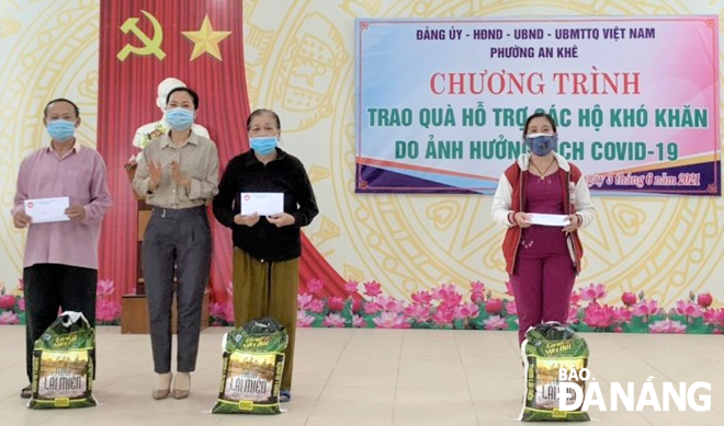 Ủy ban MTTQ Việt Nam phường An Khê (quận Thanh Khê) trao hỗ trợ khẩn cấp cho hộ dân gặp khó khăn vì dịch bệnh. Ảnh: L.P