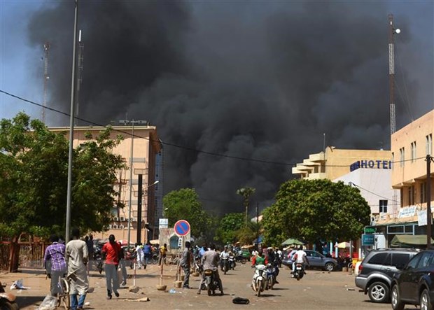 Khói bốc lên sau loạt vụ tấn công nhằm vào thủ đô Ouagadougou, Burkina Faso. (Ảnh: AFP/TTXVN)