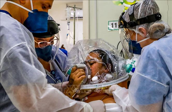 Nhân viên y tế điều trị cho bệnh nhân COVID-19 tại một bệnh viện ở Rio Grande do Sul, Brazil ngày 16/4/2021. Ảnh: AFP/TTXVN