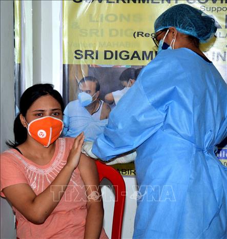 Nhân viên y tế tiêm vaccine phòng COVID-19 cho người dân tại Guwahati, Ấn Độ, ngày 21/6/2021. Ảnh: THX/TTXVN