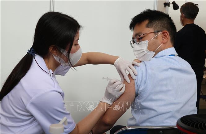 Tiêm chủng vaccine ngừa COVID-19 tại Tokyo, Nhật Bản, ngày 18/6/2021. Ảnh: AFP/TTXVN