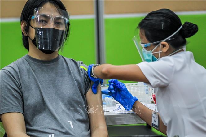 Nhân viên y tế tiêm vaccine phòng COVID-19 cho người dân tại Manila, Philippines, ngày 12/5/2021. Ảnh: THX/TTXVN